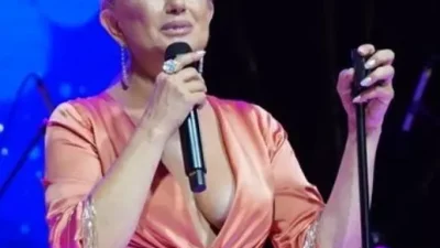 66 Yaşındaki Muazzez Ersoy’dan Cesur Sahne Tercihi: Sütyensiz Göğüs Dekoltesiyle Gündem Oldu!