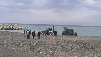 Sahilde güneşlenirken iş makinesinin altında kalarak can verdi