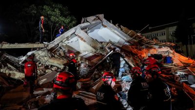 6 kişinin kurtarıldığı binada o anlar: Sesimi duyan var mı?