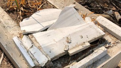 Adana’da mezar taşları tahrip edildi