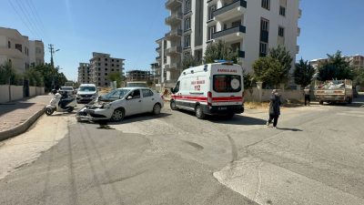 Adıyaman’da araba ile kamyonet çarpıştı: 2 yaralı