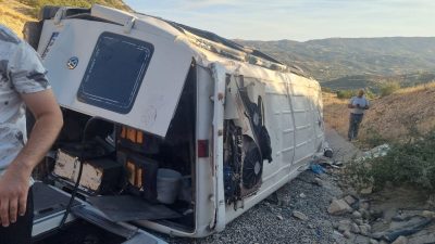 Adıyaman’da tarım çalışanlarını taşıyan minibüs devrildi: 19 yaralı