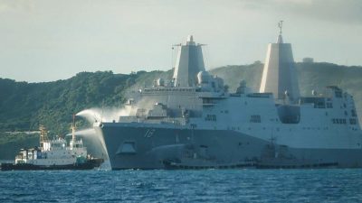 Japonya'nın Okinawa eyaletindeki askeri limana