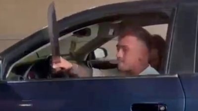 Ankara’da trafik magandası camdan kılıç savurdu