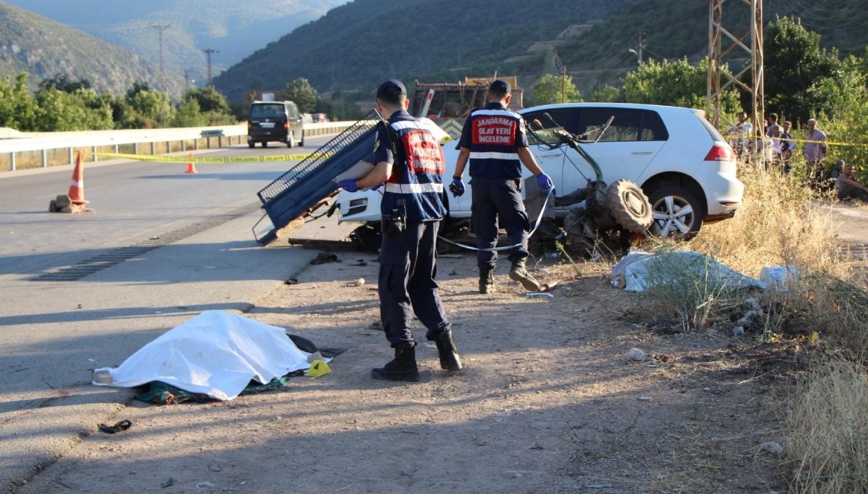 Anne, böbreğini verdiği oğluyla birlikte kazada öldü