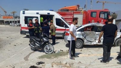 Antakya’da iki araba çarpıştı, şoförler yaralandı
