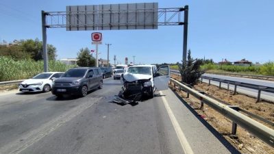 Antalya’da cins minibüsü ile otobüs çarpıştı: Altı yaralı