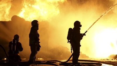 Antalya’da dört katlı binada yangın: Üç kişi hastanelik oldu