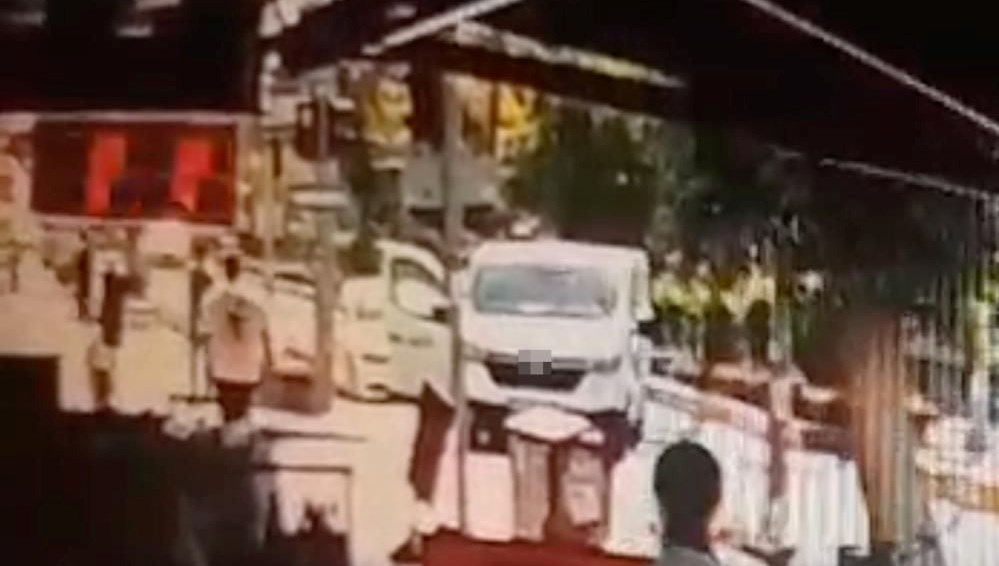 Antalya'da kırmızı ışıkta bekleyen