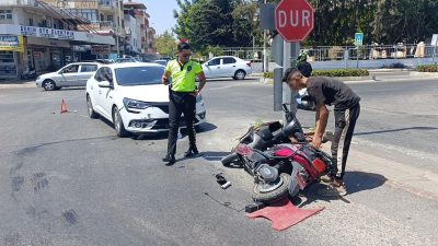 Araba ile elektrikli motosiklet çarpıştı