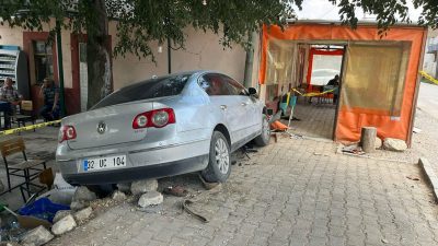Araba kahvehaneye daldı: Bir meyyit, iki yaralı