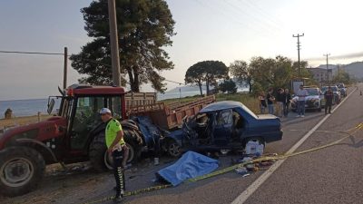 Araba, park halindeki traktöre çarptı: Bir meyyit