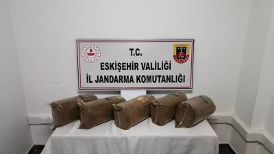 Araçta 25 kilogram kaçak tütünle yakalandı