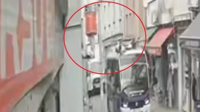 Arıza aracının bomunda çalışırken dolmuşun üzerine düştü