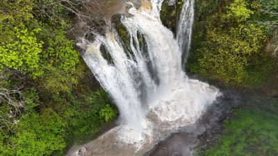 Kaliforniya’da bir adam, şelalenin gerisinde