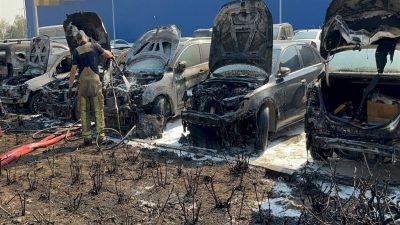 AVM’nin otoparkında yangın: 8 araç ziyan gördü
