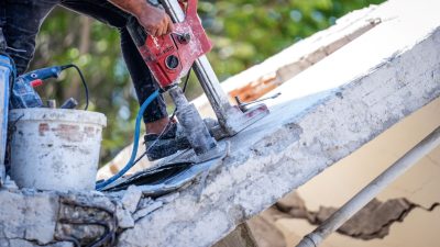 Balıkesir’de hasar tespit çalışmaları başladı: Yıkılan binadan karot örneği alındı