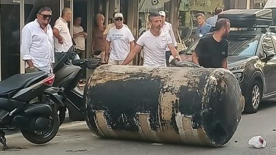 Balıkesir’de kuvvetli rüzgar: Dört tonluk su deposu caddeye uçtu