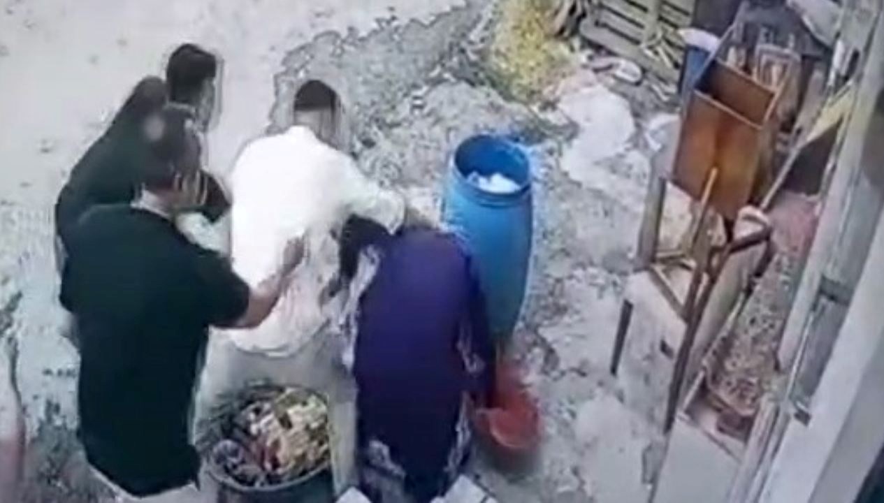 Başakşehir’de baba ve oğlu, “bidon” nedeniyle 58 yaşındaki bayanı darbetti