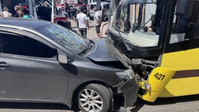 Belediye otobüsü ile araba baş başa çarpıştı: 6 yaralı