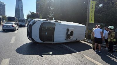 Beşiktaş’ta otobüsle çarpışan minibüs devrildi