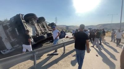 Beton mikseri arabanın üzerine devrildi: Vatandaşlar araçta sıkıştı