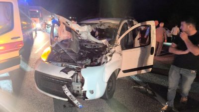 Bingöl’de hafif ticari araç cet çarptı: 1 meyyit, 1 yaralı