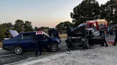 Bursa’da iki araba baş başa çarpıştı: 1 meyyit, 3 yaralı