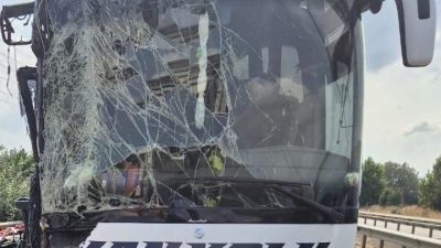 Bursa’da yolcu otobüsü, TIR’a çarptı; 1 yaralı