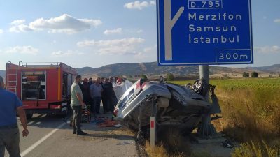 Çarptığı istikamet levhasında asılı kaldı