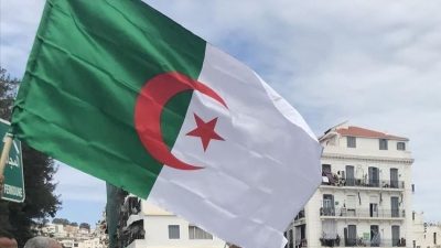 Cezayir’de yolcu otobüsünün dere yatağına