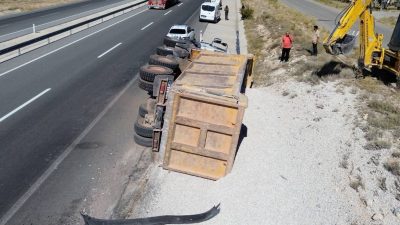 Denetimden çıkan mıcır yüklü kamyon devrildi: Karaman’da feci kaza