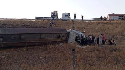 Denetimden çıkan tanker şarampole devrildi