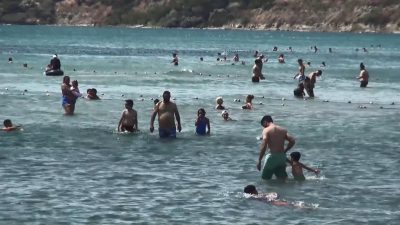 Denize girmek yasaklanmıştı: Anonslara aldırış etmediler
