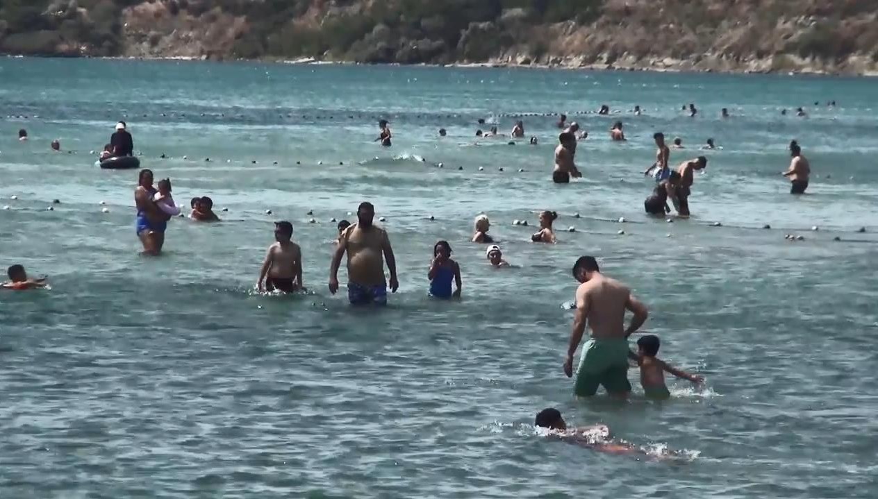 Denize girmek yasaklanmıştı: Anonslara aldırış etmediler