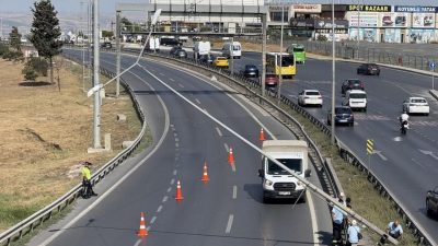 Dikkat! İstanbul’da rüzgar direk devirdi, E-5 kapandı