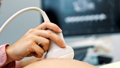 Çin’de bilim insanları, bir bebeği