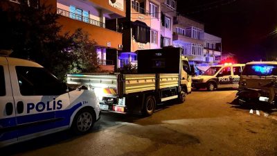 “Dur” ihtarına uymayan şoför kamyonetle polis aracına çarptı