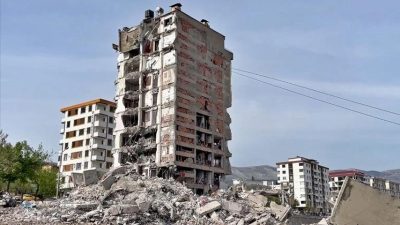 Ebrar Sitesi Güvenç Apartmanı’na ait 16 belediye işçisine dava