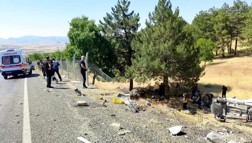 Elazığ'da şarampole uçan araçtaki