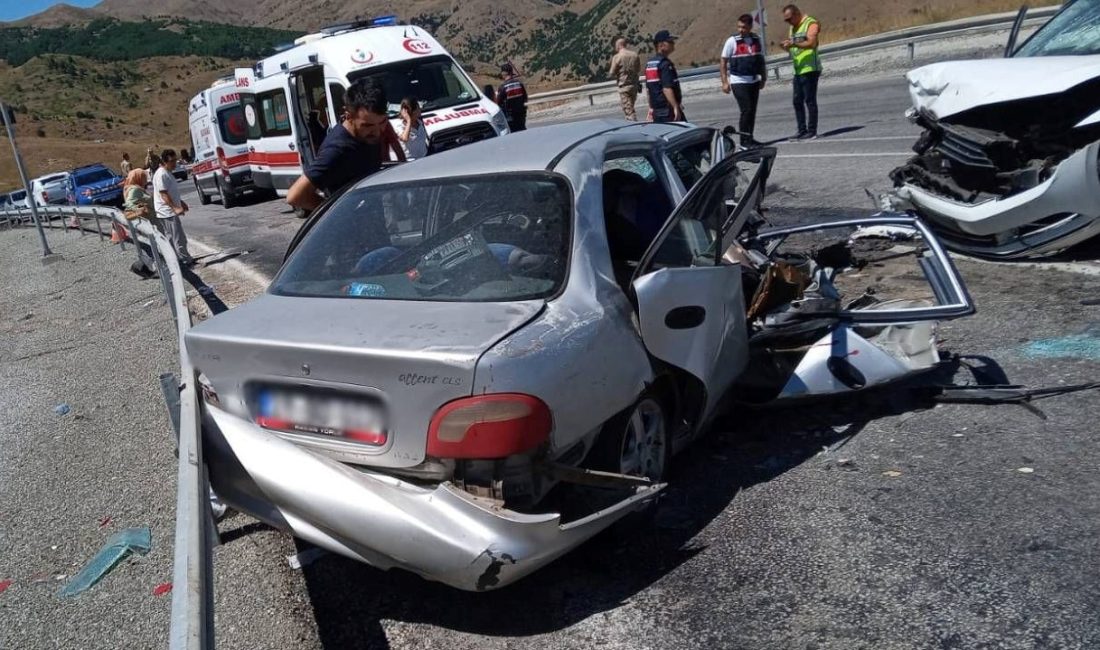 Erzincan'da iki arabanın çarpışması