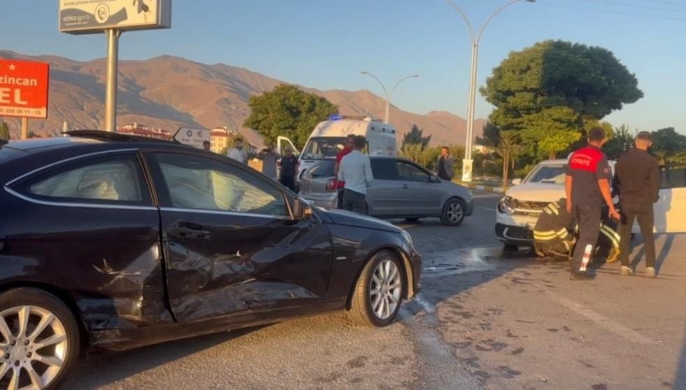 Erzincan'da iki arabanın çarpışması