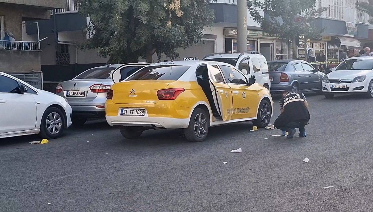 Eşini taksiden inerken silahla vurarak öldürdü