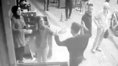 Eski kız arkadaşına çalıştığı markette saldırdı, bir kişiyi bıçakladı