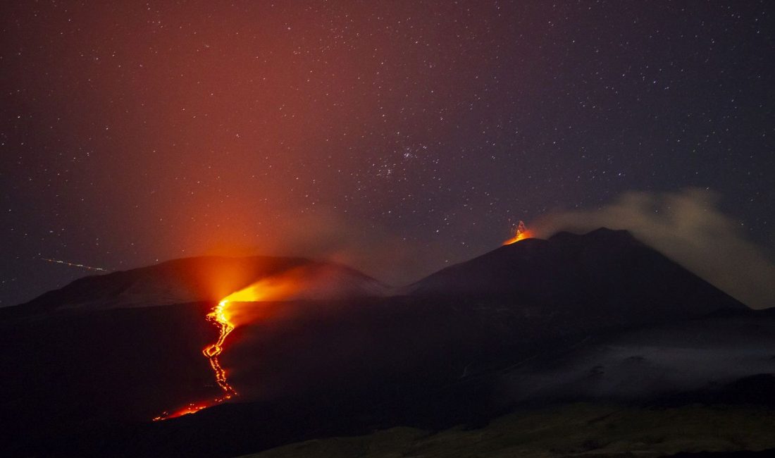 Etna Yanardağı patlayarak lav