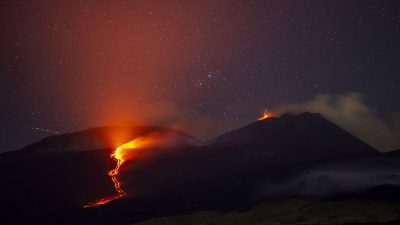 Etna Yanardağı patlayarak lav ve