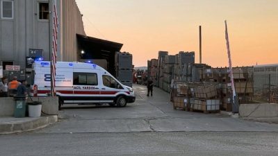 Fabrikadaki makineye sıkışarak can verdi