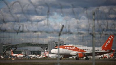 İngiltere'deki Manchester Havalimanı’nda iki uçak