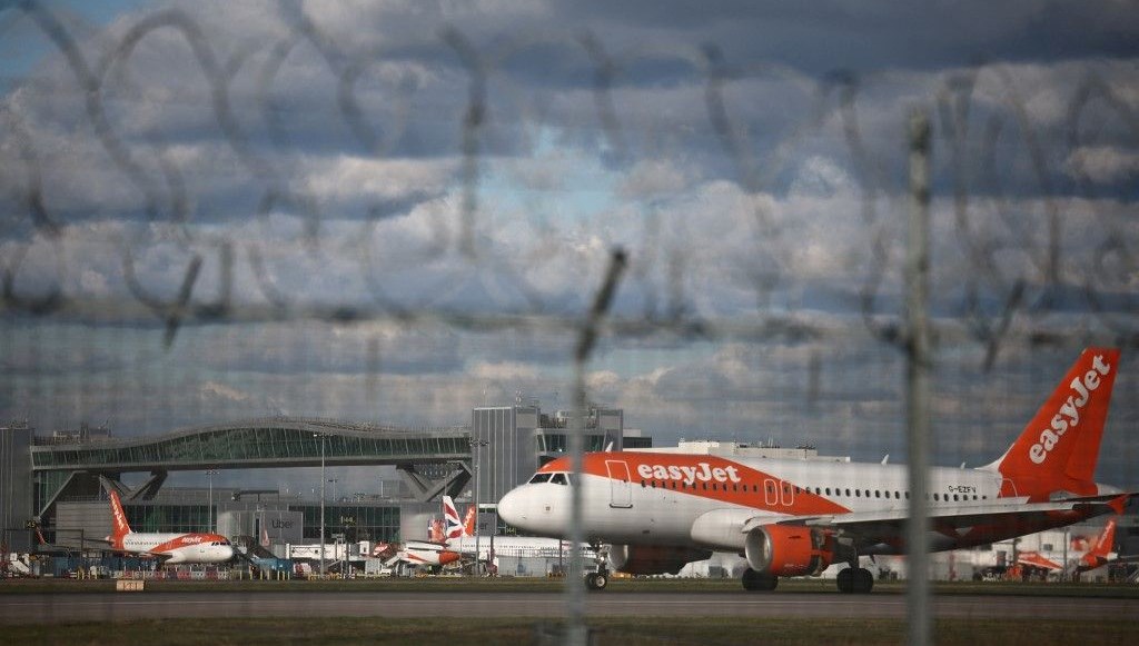 İngiltere'deki Manchester Havalimanı’nda iki