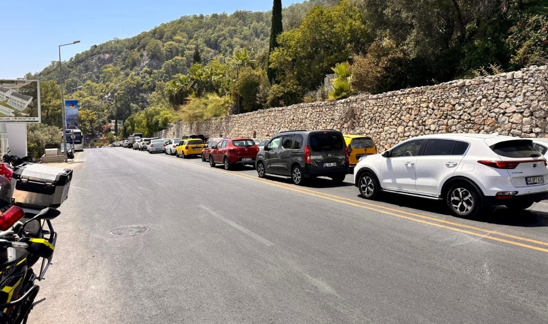 Muğla'da Fethiye-Ölüdeniz Karayolu'nda tatilciler